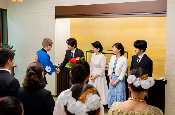 接见外宾全程“面无表情”，日本皇室小王子又一次被公众质疑“不正常”（组图） - 4
