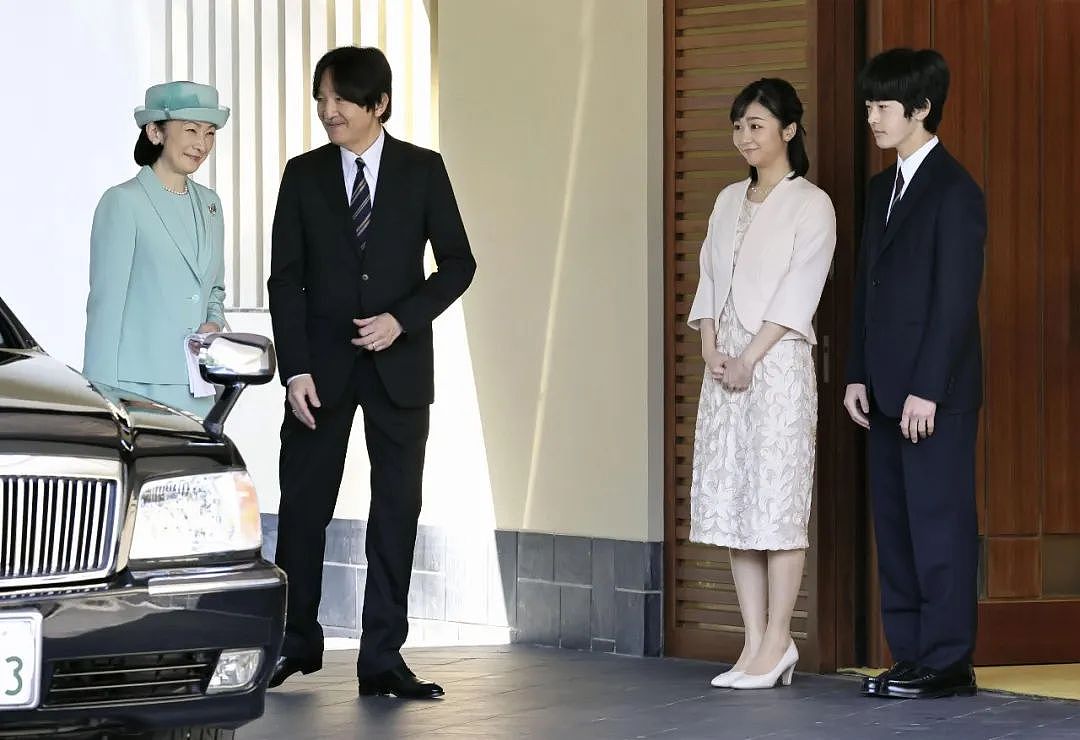 接见外宾全程“面无表情”，日本皇室小王子又一次被公众质疑“不正常”（组图） - 8