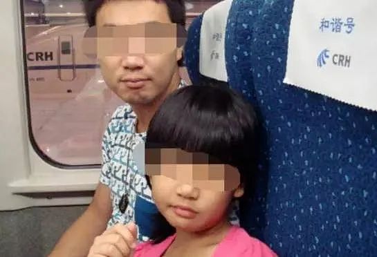 男子高铁上抱着女儿进厕所，半小时不出来，乘务员破门后怒了：畜生（组图） - 2