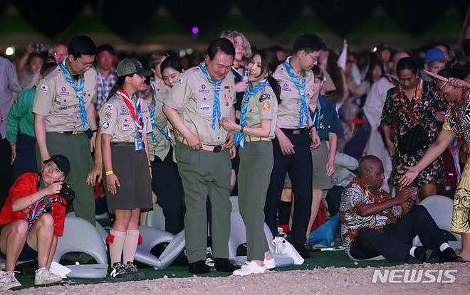 韩国总统盘腿坐后难起身，被小12岁爱妻拉起，“硅胶脸”真减龄（组图） - 5