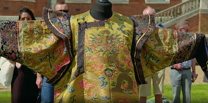 英国鉴宝节目出现龙袍！ 可拍得20万英镑！专家：北京故宫才看得到（组图） - 1