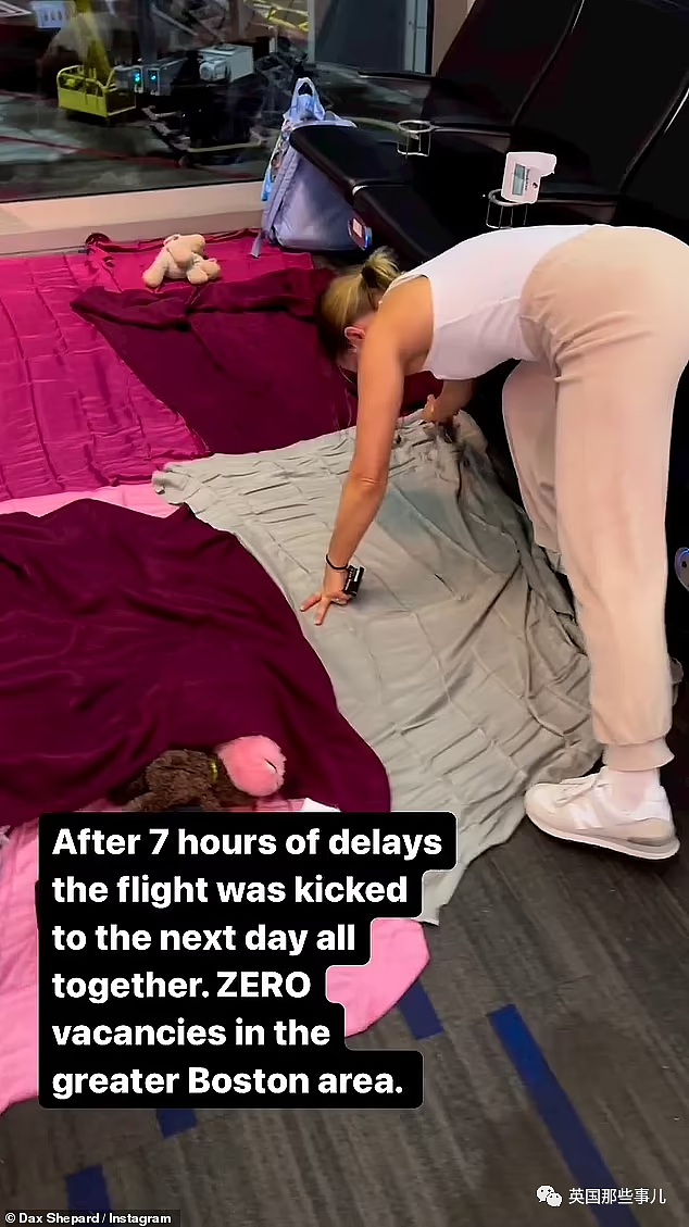 飞机延误7小时，女明星带家人在机场“铺床”却被赶走，网友为此吵翻（组图） - 3