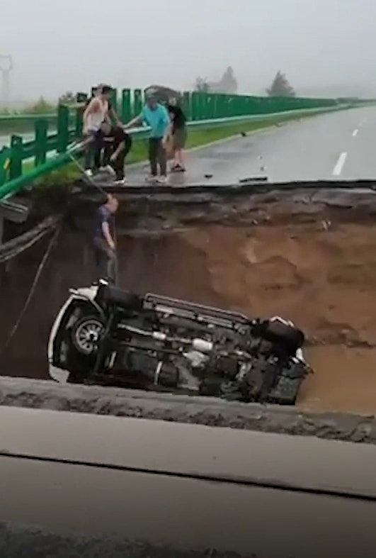 黑龙江高速桥梁坍塌，两车堕湍急水流，当局紧急实施道路管控（组图） - 5