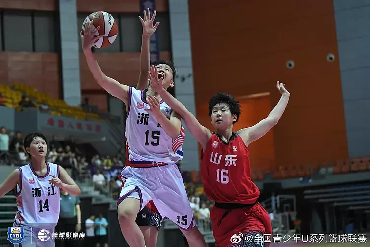中国篮球奇葩一幕：2米27天才带队决赛赢球丢冠，对手领奖笑不出来（组图） - 3