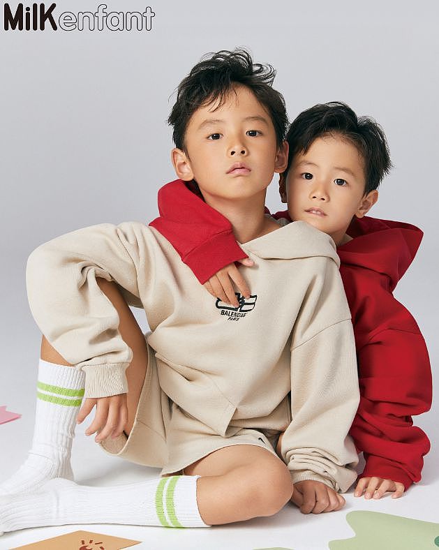 张嘉倪携俩儿子首拍封面，兄弟俩似双胞胎都像爸，性格差异却很大（组图） - 2