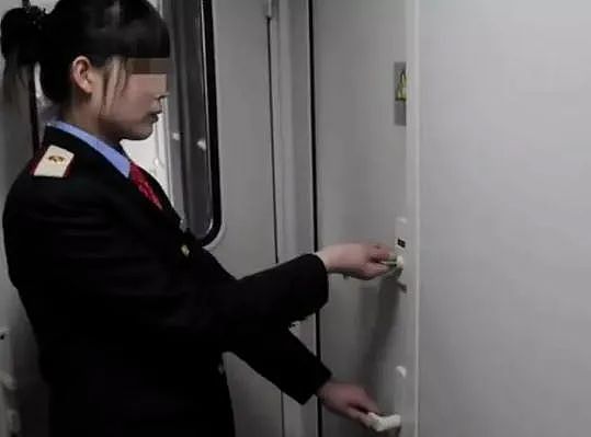 男子高铁上抱着女儿进厕所，半小时不出来，乘务员破门后怒了：畜生（组图） - 3