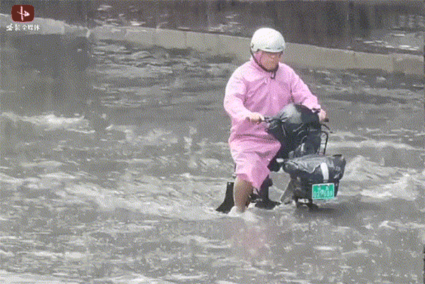 40个航班延误，部分停课停工停运！哈尔滨暴雨致内涝，知名景区商户：积水曾达半米深（组图） - 7