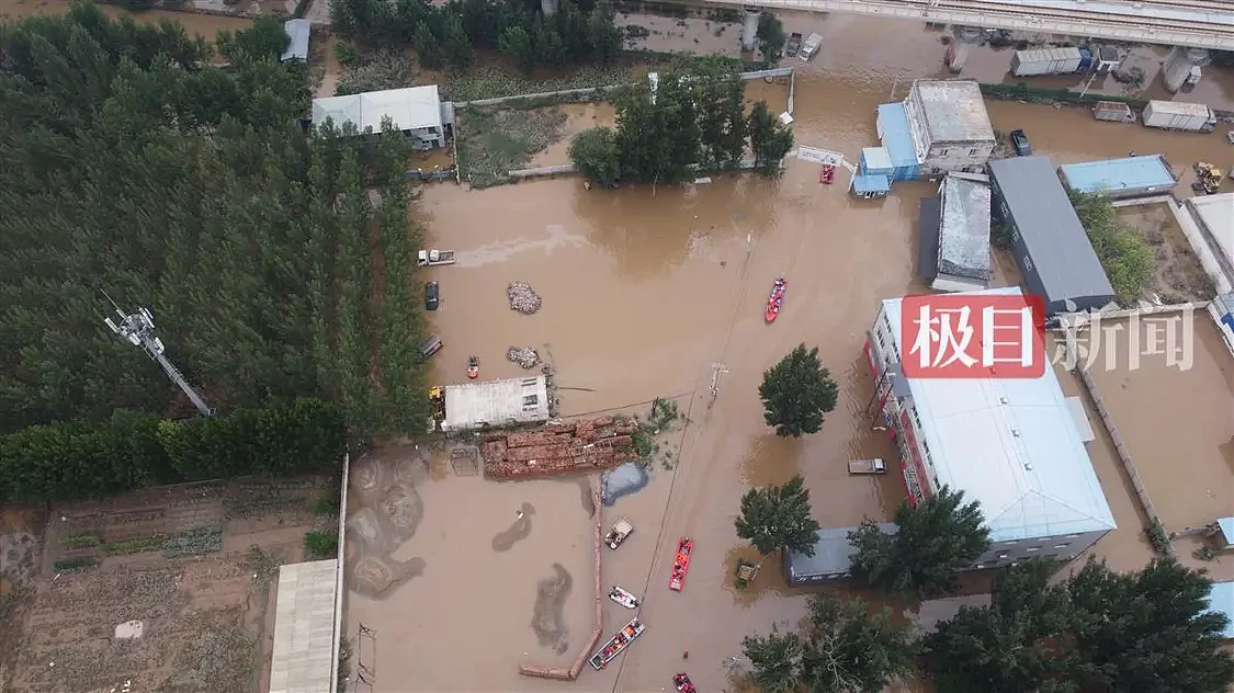 直击涿州洪灾孤岛：公交车站只露出顶盖，小马力救援艇难以靠近（组图） - 1