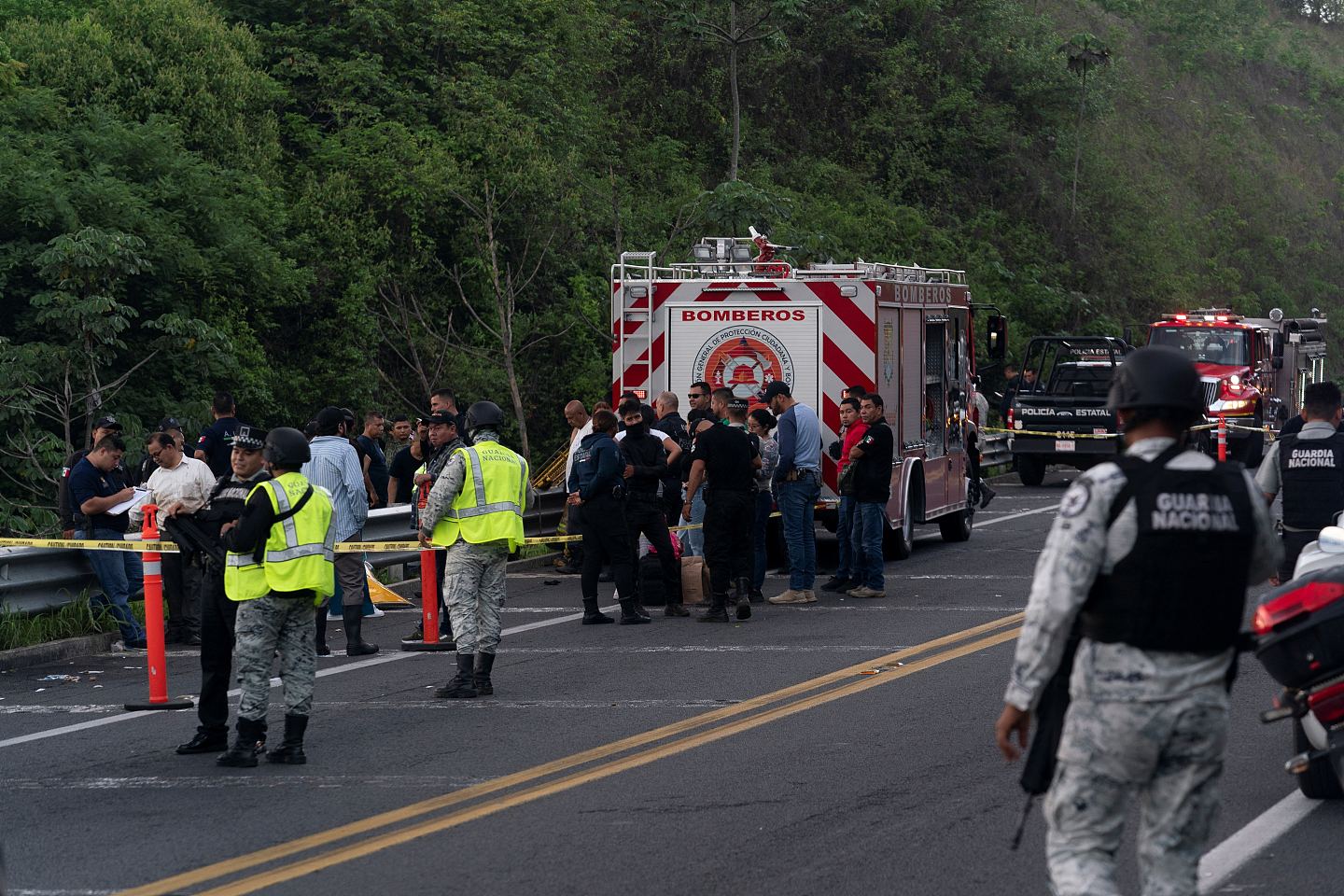 墨西哥再有巴士失控坠谷，至少17死22人伤（组图） - 3