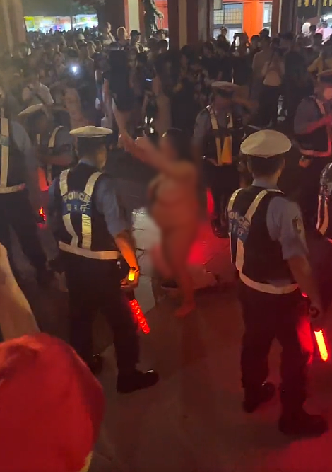 裸女东京花火大会”甩奶热舞“！被民警包围都不利，只为带动高潮（视频/组图） - 3