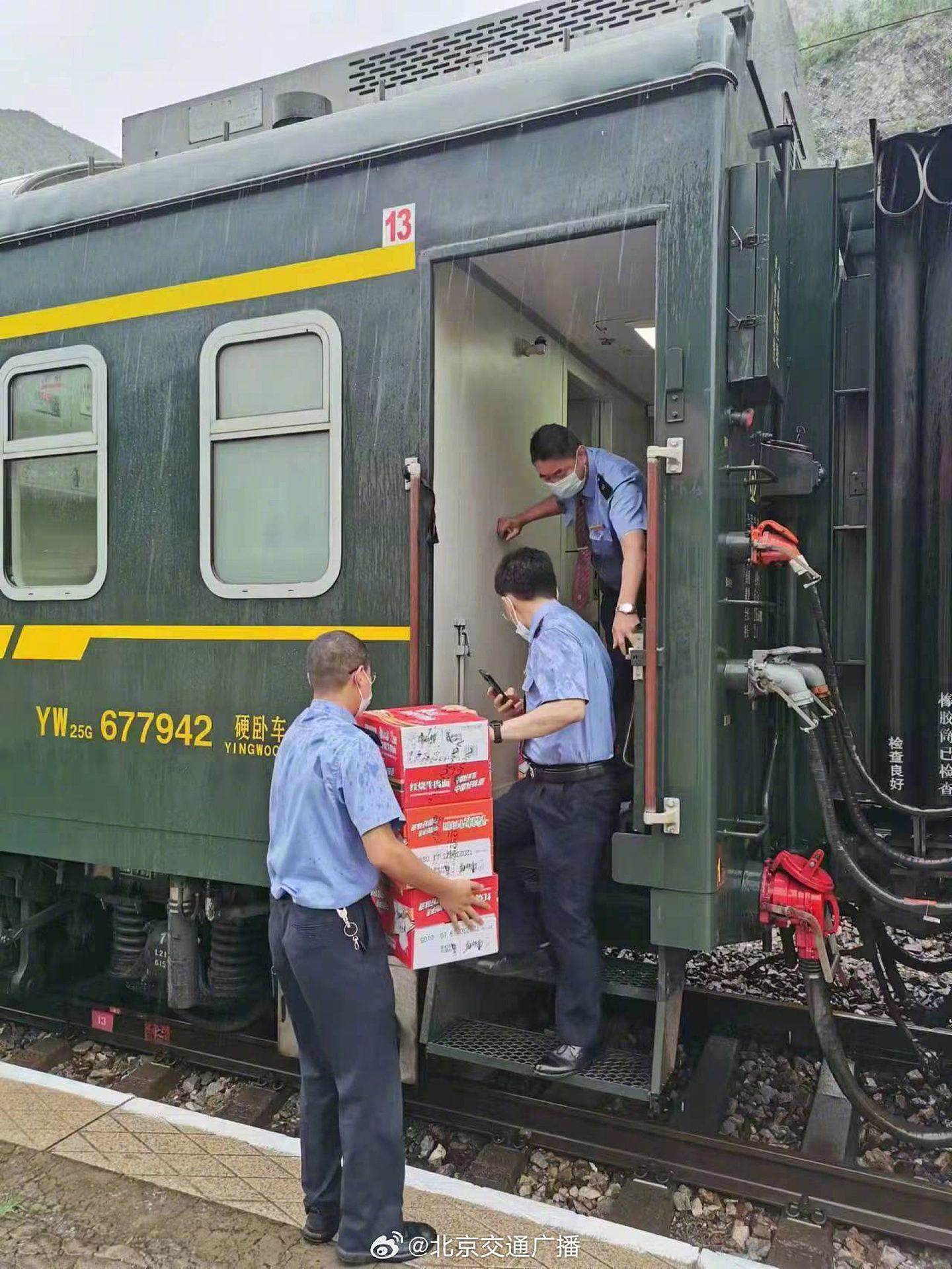 北京暴雨，列车员安抚受困乘客爆红，称中国铁路有速度更有温度（组图） - 7