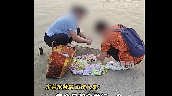 中国两女子河边“放生”鱼豆腐，网友满脸问号：吃饱了撑著？（组图） - 1
