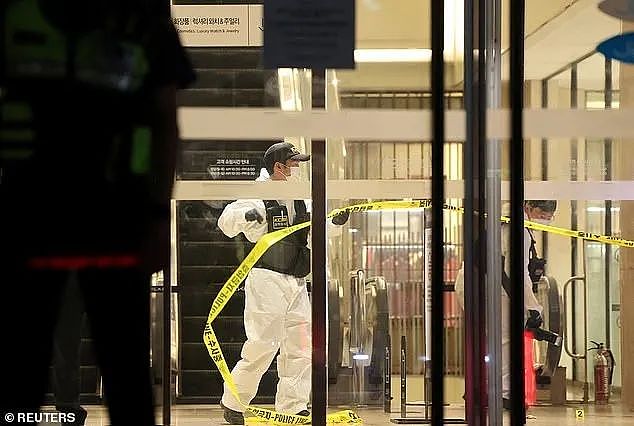 14死伤！韩国购物中心爆发袭击！嫌犯驾车撞人后掏刀狂捅（组图） - 17