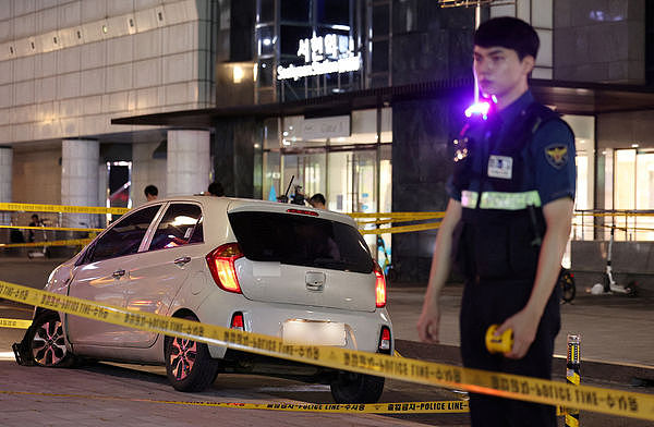 南韩男开车冲撞、杀进百货狂砍14人轻重伤！嫌跳针：受雇杀人（视频/组图） - 5