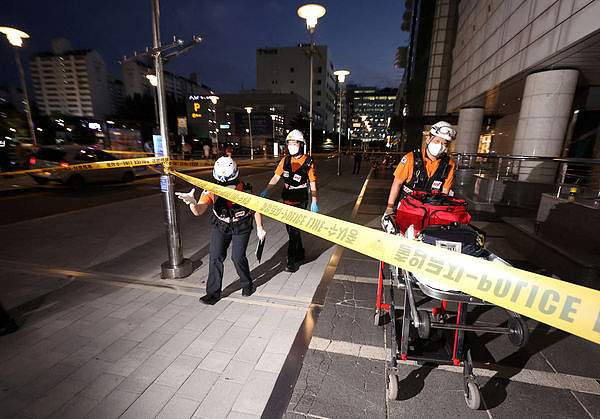 南韩男开车冲撞、杀进百货狂砍14人轻重伤！嫌跳针：受雇杀人（视频/组图） - 2