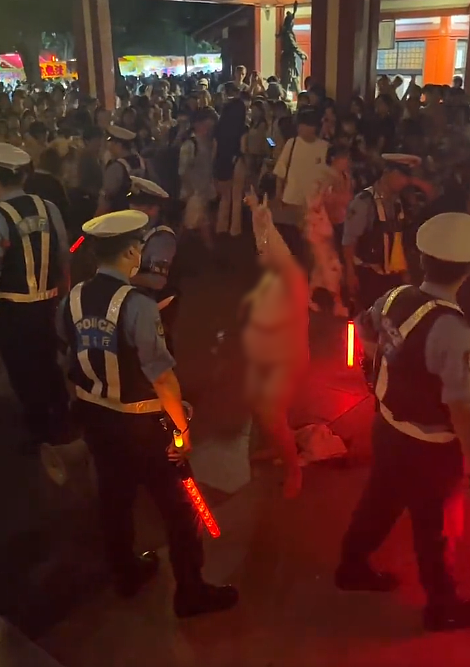 裸女东京花火大会”甩奶热舞“！被民警包围都不利，只为带动高潮（视频/组图） - 4