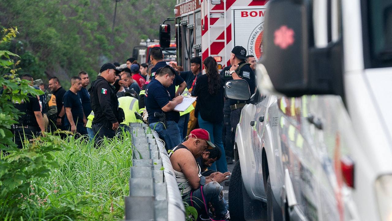 墨西哥再有巴士失控坠谷，至少17死22人伤（组图） - 1