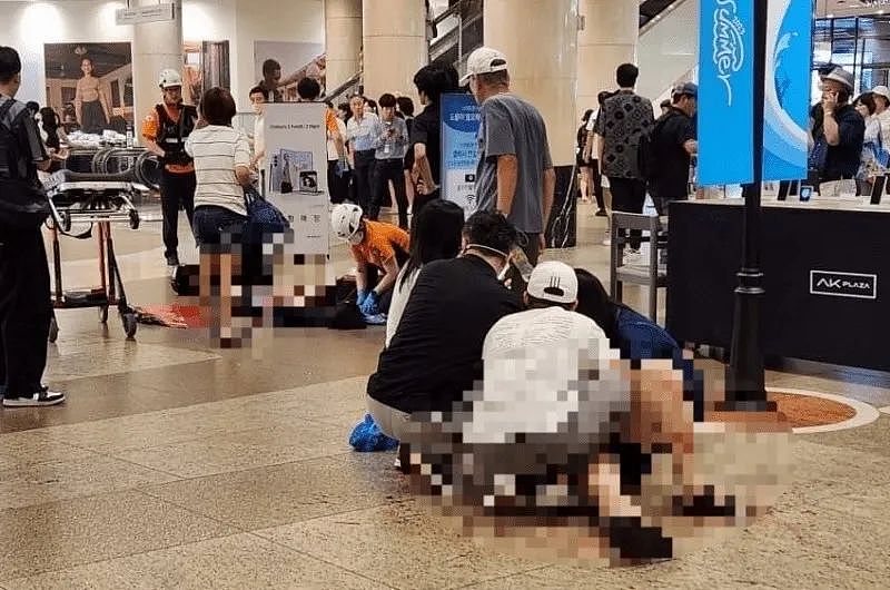 14死伤！韩国购物中心爆发袭击！嫌犯驾车撞人后掏刀狂捅（组图） - 1