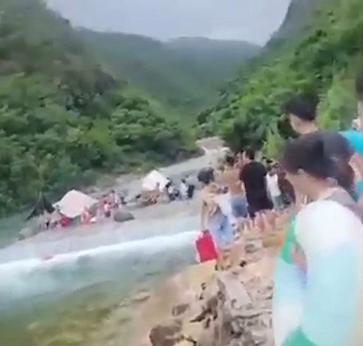 广东河流涨水冲走多游客酿4死，当局：事发地非景点，未被开发（组图） - 2