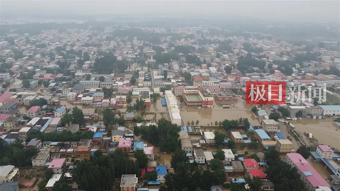 直击涿州洪灾孤岛：公交车站只露出顶盖，小马力救援艇难以靠近（组图） - 3