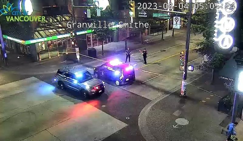 温哥华市中心发生命案，1人死亡，3街封锁！ 有人持刀闯天车挥砍，警察开枪！（组图） - 3