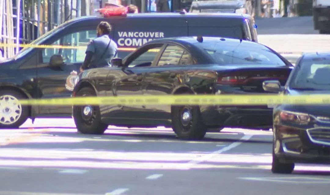 温哥华市中心发生命案，1人死亡，3街封锁！ 有人持刀闯天车挥砍，警察开枪！（组图） - 7