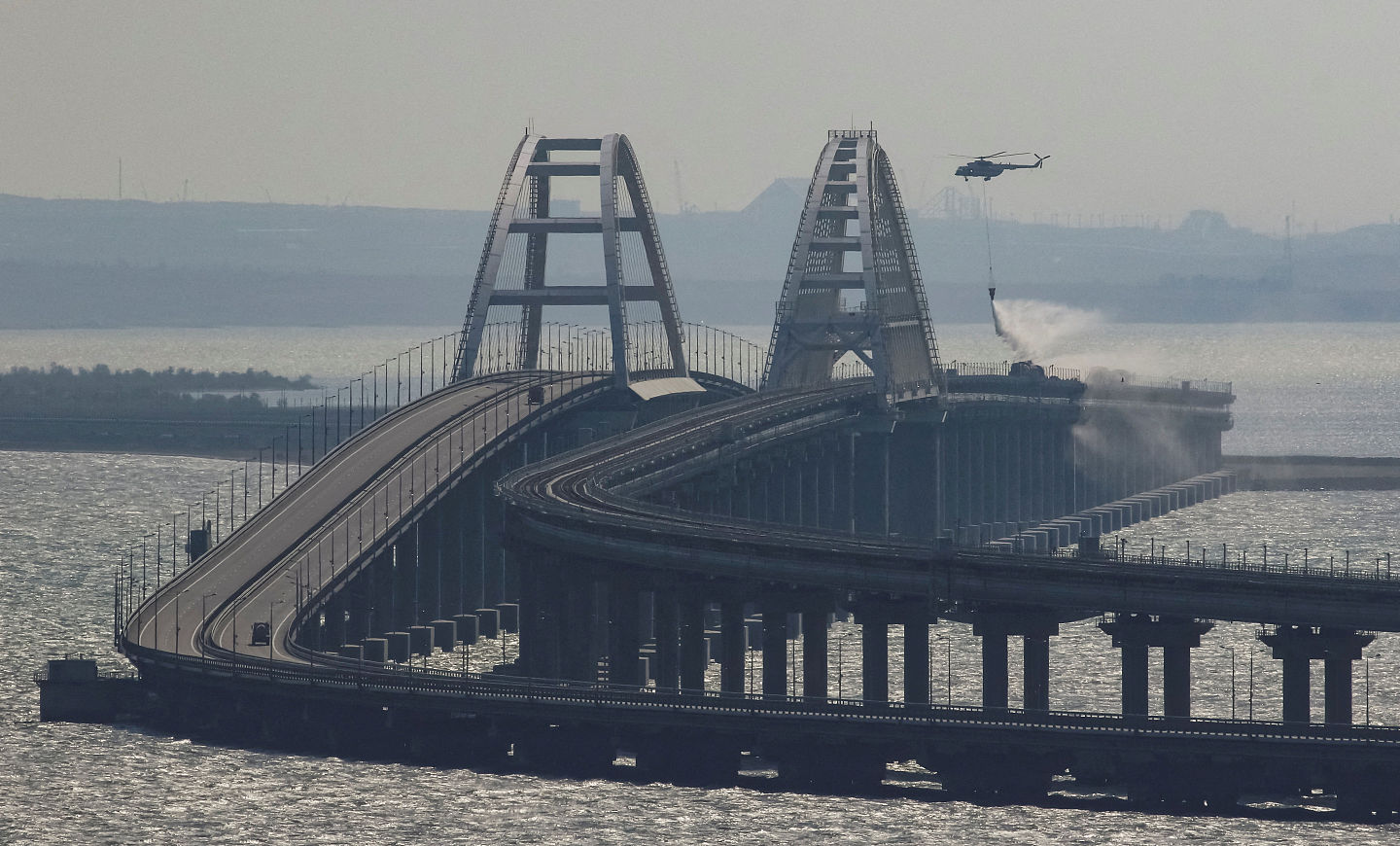 爆炸巨响！俄油轮遭乌克兰无人机攻击，克里米亚大桥暂停通行（图） - 1