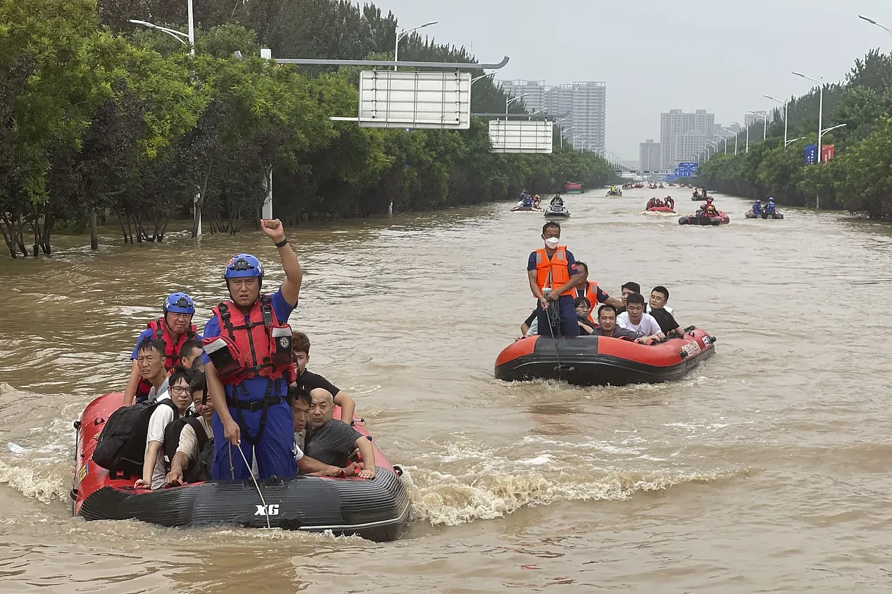 中共党官勘灾称“当好北京护城河”，灾民炸锅：河北人的命也是命（组图） - 1