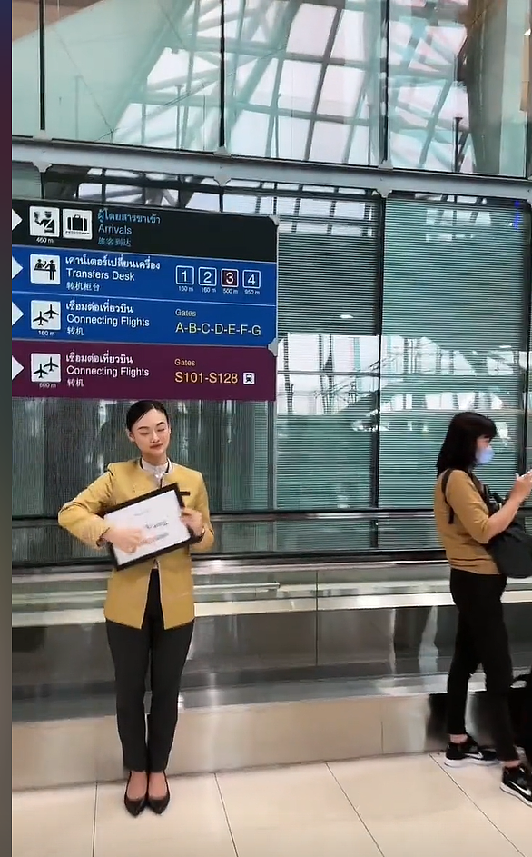 中国网红15分钟入境泰国全过程：举牌欢迎、豪车接送、行李送到家（组图） - 1