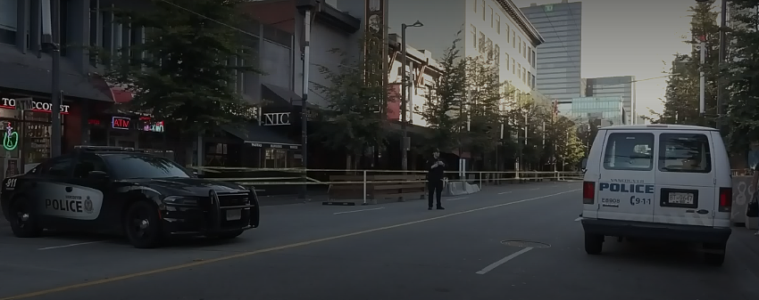温哥华市中心发生命案，1人死亡，3街封锁！ 有人持刀闯天车挥砍，警察开枪！（组图） - 5