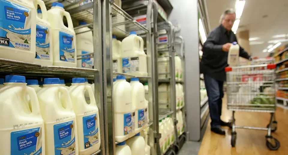 “喝不起了！”堪培拉牛奶价格暴涨50%，Coles、WWS遭点名批评，艾博年发声，中国取消关税，这个必需品价格起飞（组图） - 4