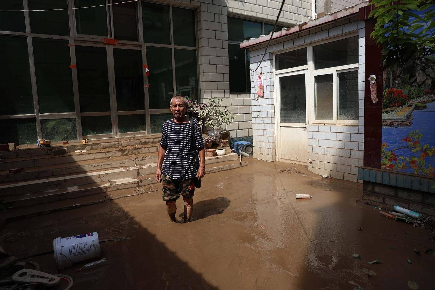 洪水回落后的涿州：村内多处现动物尸体，有村民晾晒泡湿纸币（组图） - 17