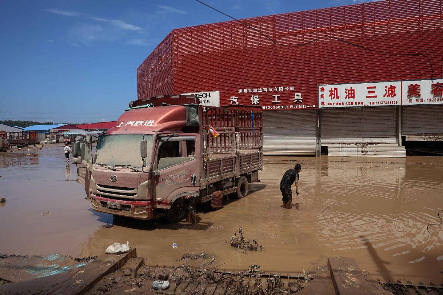洪水回落后的涿州：村内多处现动物尸体，有村民晾晒泡湿纸币（组图） - 6