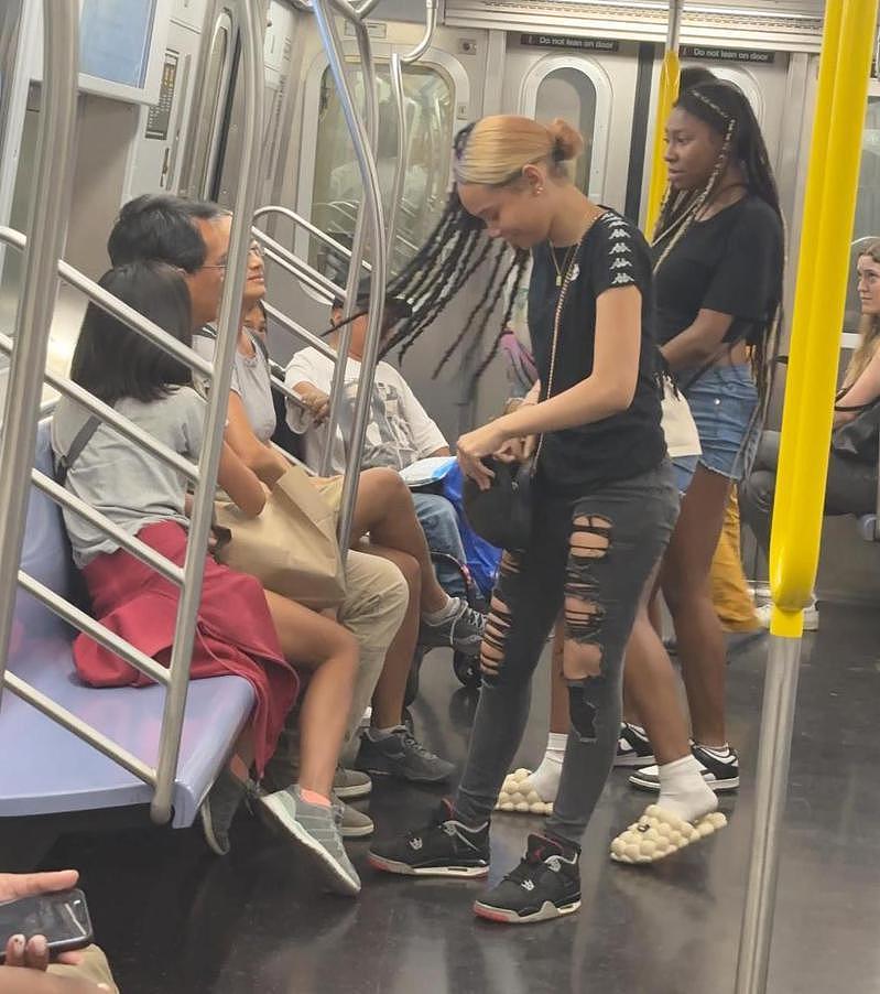 华裔一家游纽约，地铁上遭非裔少女暴力攻击（组图） - 5