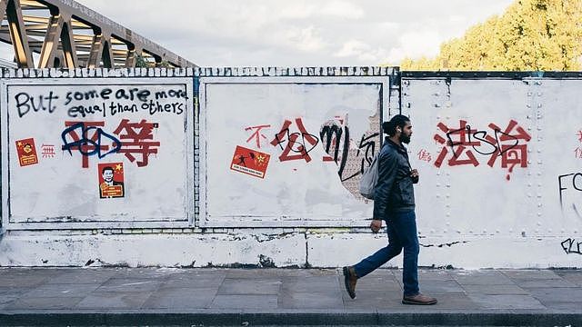 中国留学生伦敦东区涂鸦写“标语”引争议（组图） - 3