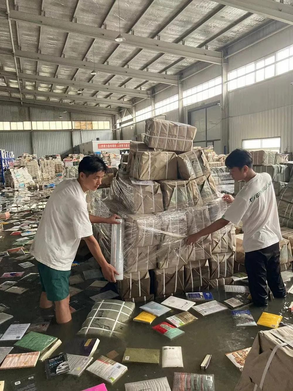 涿州水灾，价值3亿逾400万本图书受损，中图网CEO黄平直播痛哭（组图） - 5