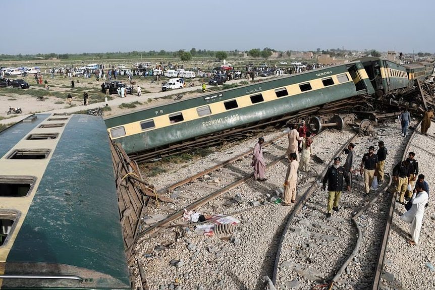 巴基斯坦昨夜列车脱轨造成至少30人死亡（图） - 1