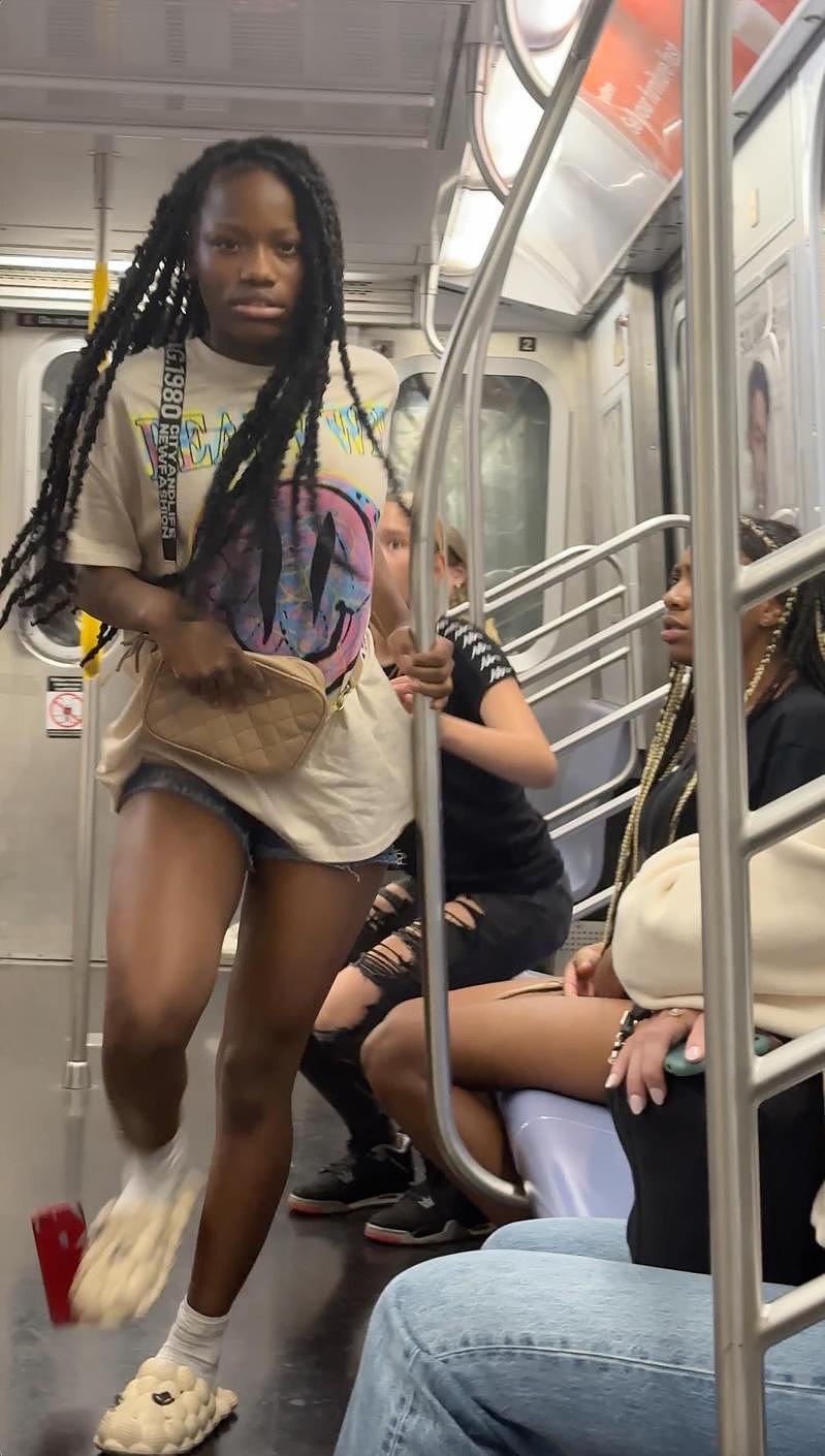 华裔一家游纽约，地铁上遭非裔少女暴力攻击（组图） - 2