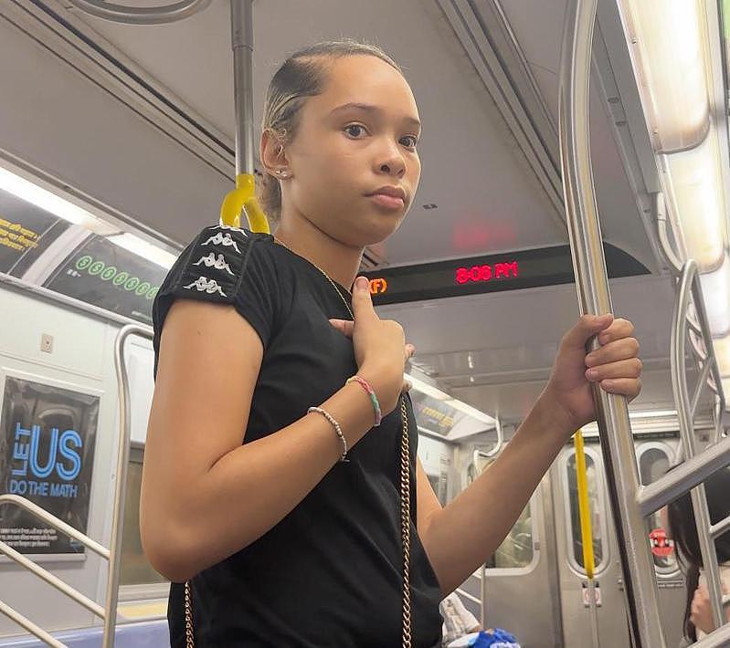 华裔一家游纽约，地铁上遭非裔少女暴力攻击（组图） - 3
