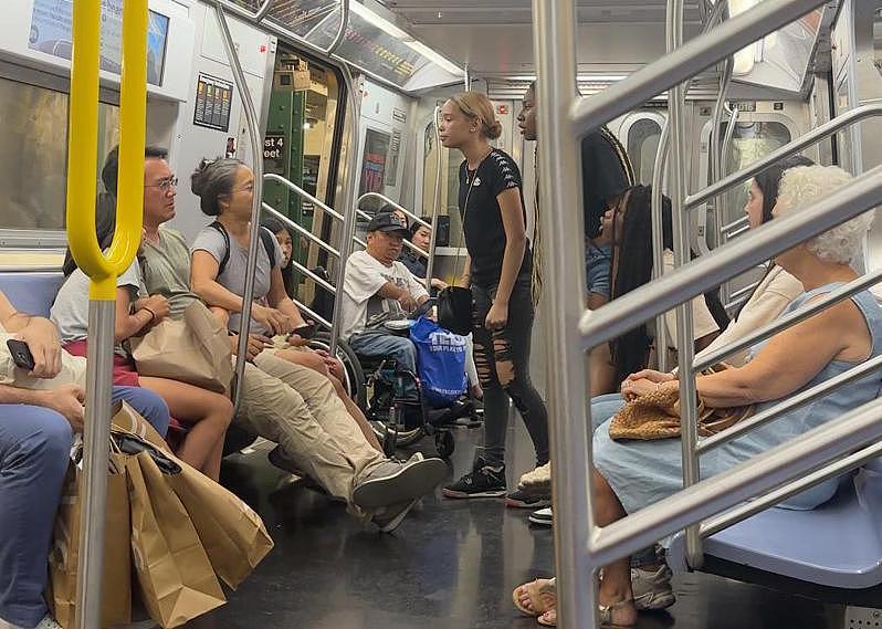 华裔一家游纽约，地铁上遭非裔少女暴力攻击（组图） - 1