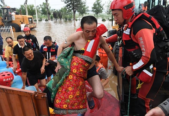中国水灾：泄洪引发霸州街头抗议，当局承诺赔偿称民众“敢于牺牲”（组图） - 2