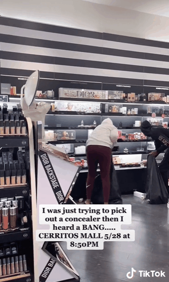 视频曝光！洛杉矶一家Gucci店遭9人“零元购”，店内全是顾客，几分钟洗劫一空！（视频/组图） - 16