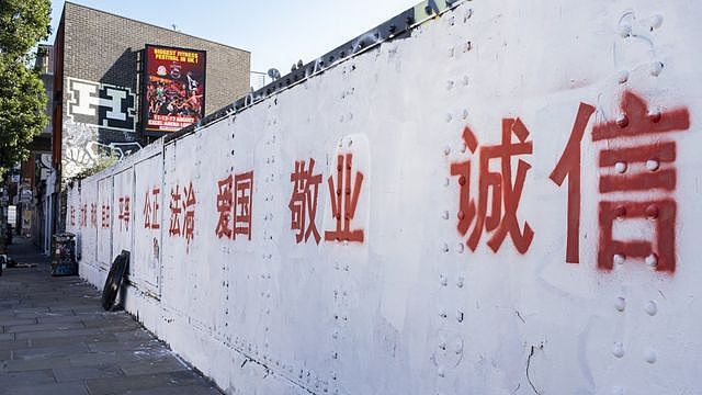 中国留学生伦敦东区涂鸦写“标语”引争议（组图） - 2