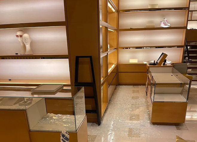 视频曝光！洛杉矶一家Gucci店遭9人“零元购”，店内全是顾客，几分钟洗劫一空！（视频/组图） - 12