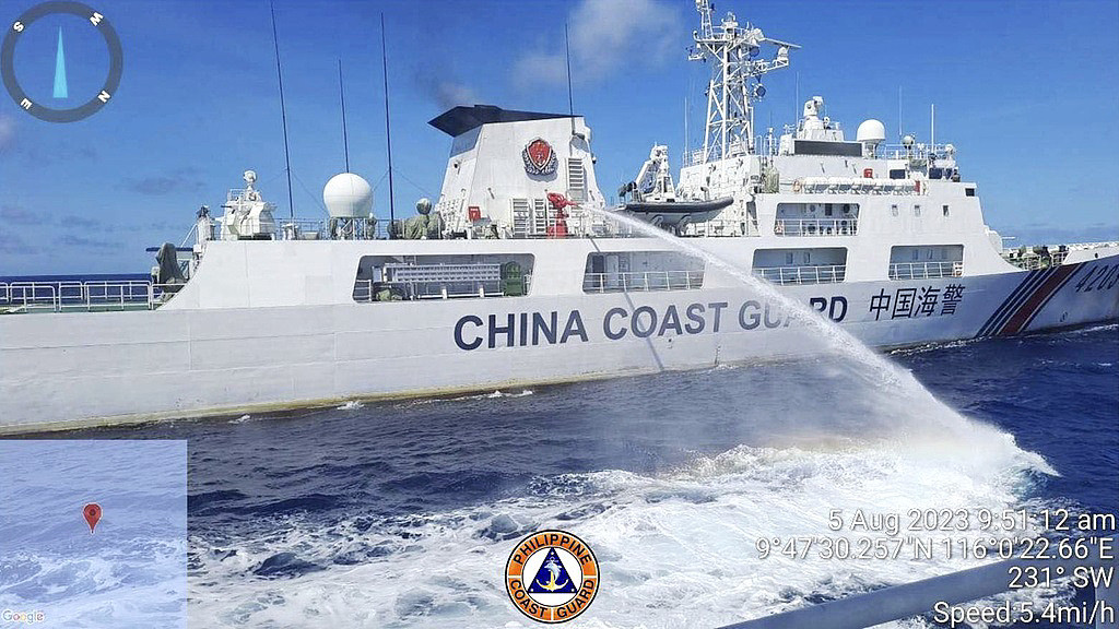 视频曝光！中国水炮攻击菲律宾补给船，菲召见大使抗议，美国力挺，胡锡进发声（视频/组图） - 1