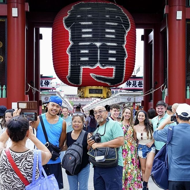 日本人疯狂吐槽外国游客素质差，随处吸烟乱扔垃圾，却遭回怼：日本人也没做出榜样！（组图） - 1
