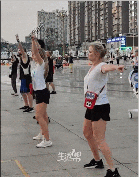 外国运动员在成都玩嗨了！吃火锅学划拳跳广场舞看熊猫，澳洲运动员热衷写中文名字（组图） - 18