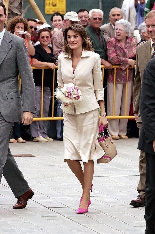 二婚女主播竟成“欧洲最美王后“？ 50岁背影秒杀超模，凯特都要和她学穿搭？（组图） - 15