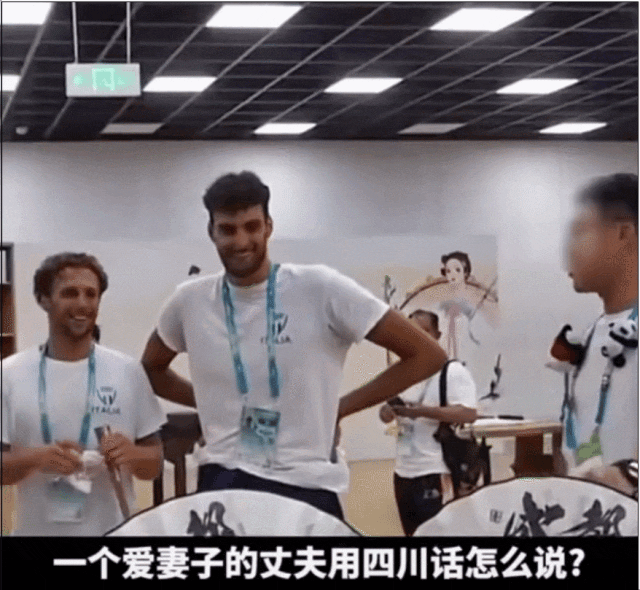 外国运动员在成都玩嗨了！吃火锅学划拳跳广场舞看熊猫，澳洲运动员热衷写中文名字（组图） - 26
