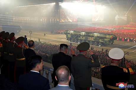 北韓閱兵儀式展示新式洲際彈道導彈。路透社